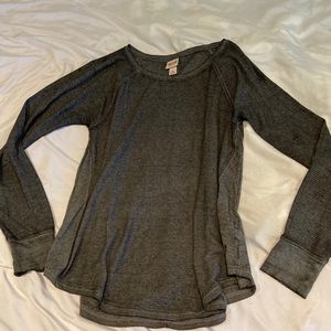 Women’s dark gray long sleeve flowy top.